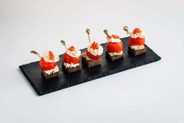 Канапе на крутоне перепелиное яйцо, лосось икра Канапе на крутоне перепелиное яйцо, лосось икра