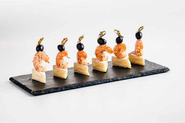 Канапе камамбер, тигровая креветка, виноград Канапе камамбер, тигровая креветка, виноград