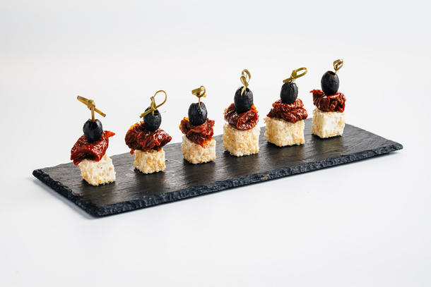 Канапе с вяленым томатом, маслиной, брынзой и кунжутом