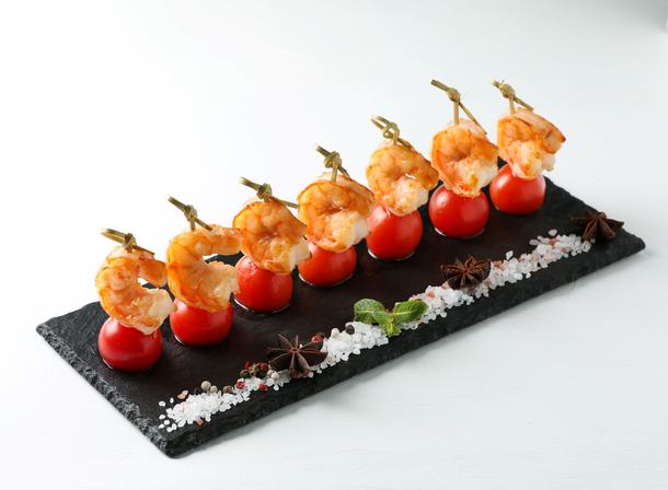 Канапе тигровая креветка на черри Канапе тигровая креветка на черри