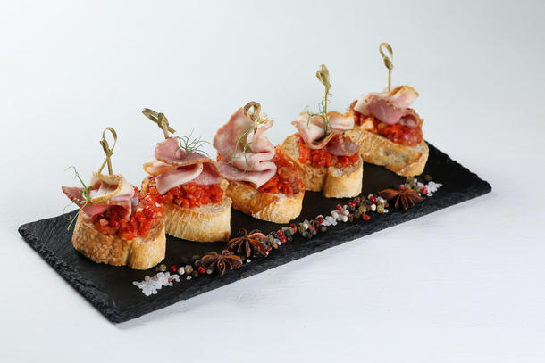 Брускетта с печеным перчиком, беконом и соусом «Сальса» Брускетта с печеным перчиком, беконом и соусом «Сальса»