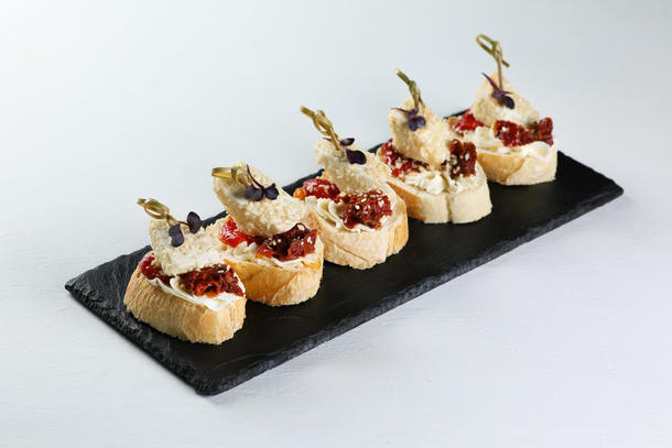 Брускетта с печёным перчиком, вяленым томатом и сыром Фетакса