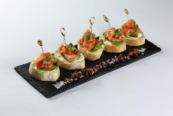 Брускетта с лососем, каперсами и соусом "Гуакамоле" Брускетта с лососем, каперсами и соусом "Гуакамоле"