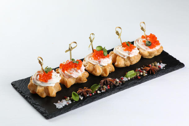 Профитроль с муссом из лосося и икрой Профитроль с муссом из лосося и икрой