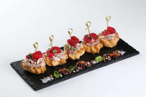 Профитроль с утиным паштетом и малиной Профитроль с утиным паштетом и малиной