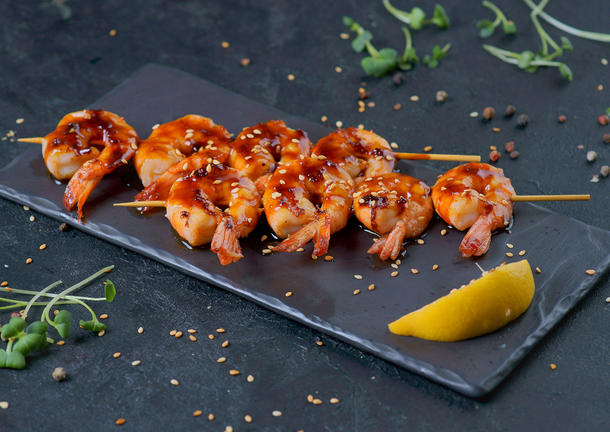 Мини-шашлычок из королевских креветок и соусом от шефа Мини-шашлычок из королевских креветок и соусом от шефа