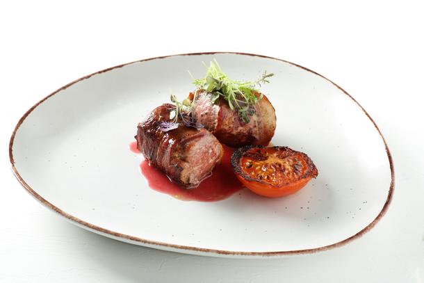 Медальоны из свиной вырезки в беконе с аджикой