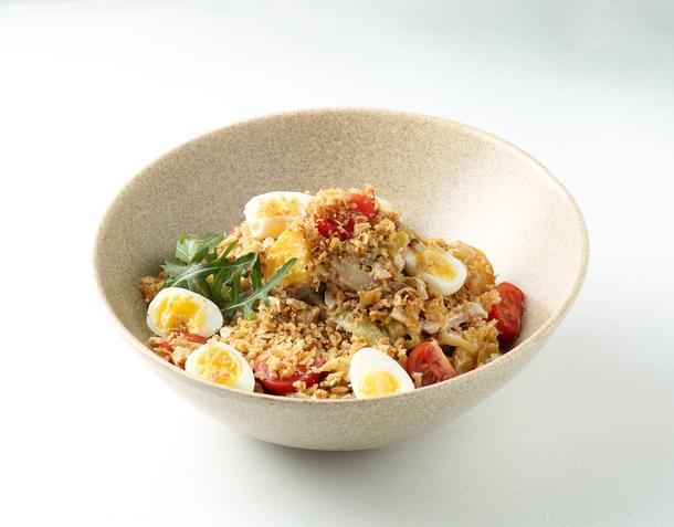 Салат с домашней бужениной и хрустящим луком