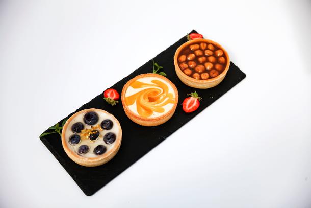 Тарт в ассортименте (вишня, шоколад, ваниль) Тарт в ассортименте (вишня, шоколад, ваниль)