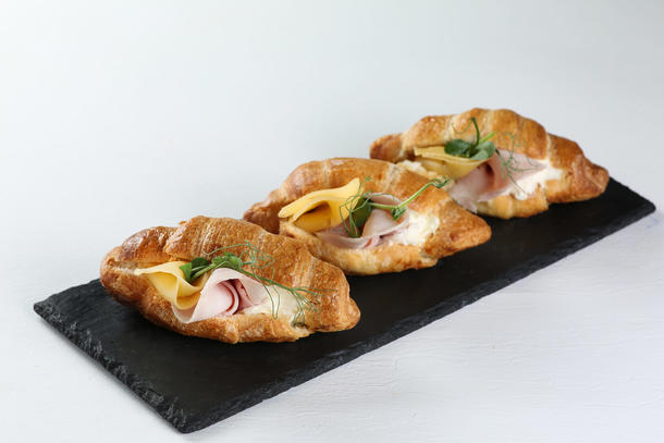 Круассан с сыром и ветчиной