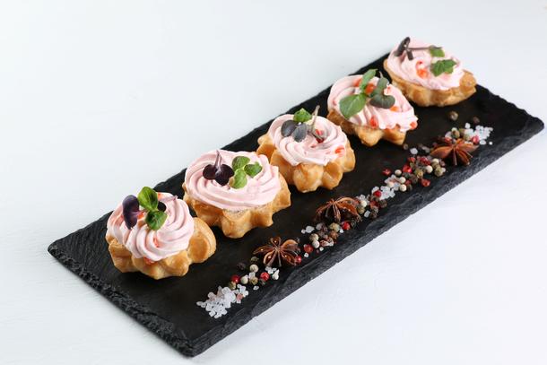 Профитроль со сливочным сыром и икрой тобика Профитроль со сливочным сыром и икрой тобика