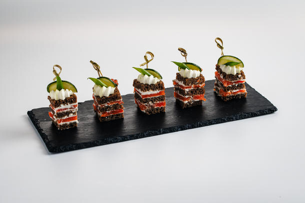 Канапе мини-наполеон с лососем, огурцом и икрой лосося Канапе мини-наполеон с лососем, огурцом и икрой лосося