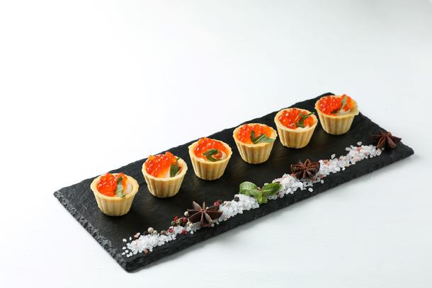 Тарталетка с красной икрой и сливочным сыром Тарталетка с красной икрой и сливочным сыром