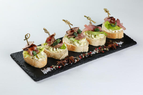 Брускетта с песто, творожным сыром, тунцом и бальзамическим соусом