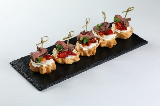 Профитроль с ростбифом Профитроль с ростбифом