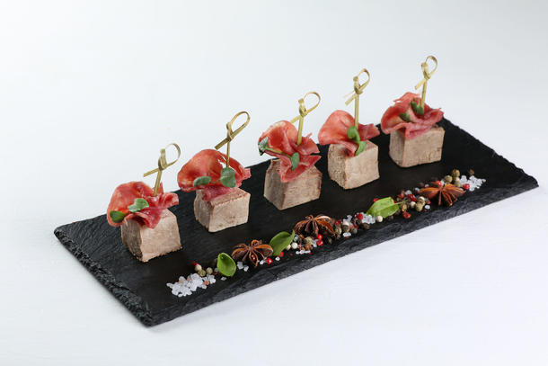 Канапе с утиным филе и грушей карамель Канапе с утиным филе и грушей карамель