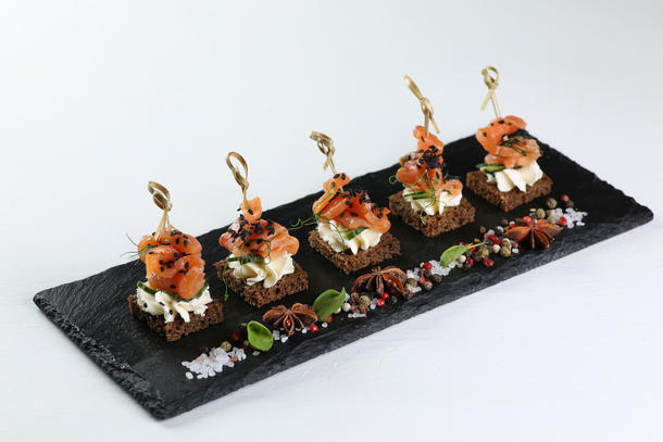 Канапе с копченым лососем и творожным сыром Канапе с копченым лососем и творожным сыром