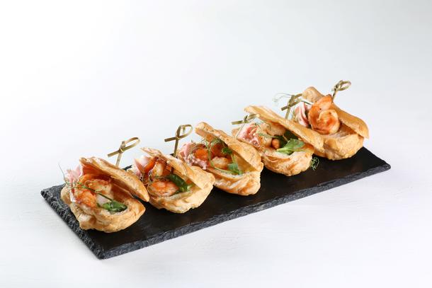 Эклер с креветкой и икрой тобика Эклер с креветкой и икрой тобика