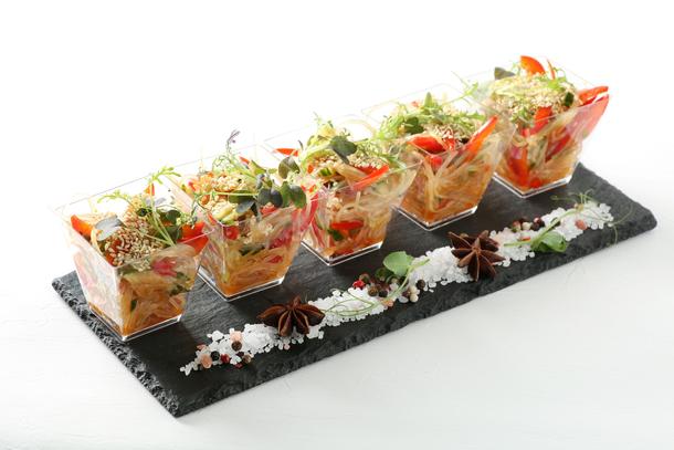 Пряный салат с фунчозой и курицей