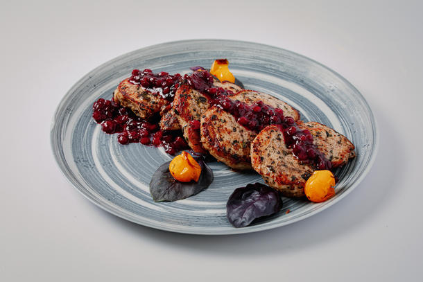 Медальоны из свиной вырезки с брусничным соусом Медальоны из свиной вырезки с брусничным соусом