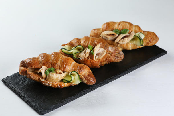 Круассан с курицей и луком карамель