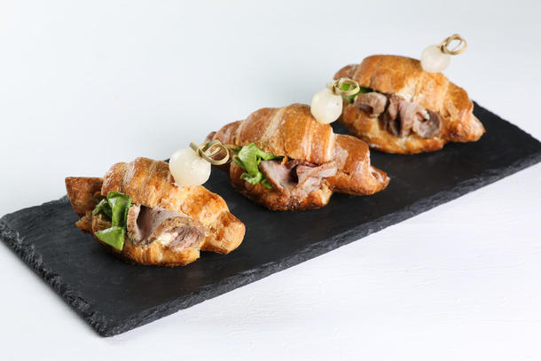 Круассан с пряной бужениной и томатами с пикантным соусом