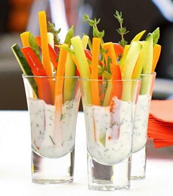 Овощное крудите с соусом блю