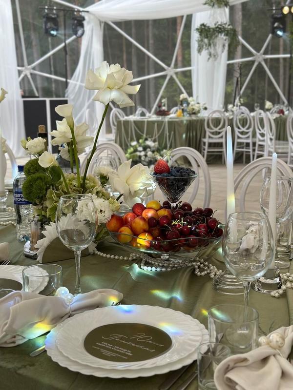 Комплект белой банкетной посуды, приборов, стекла для сервировки стола на банкет