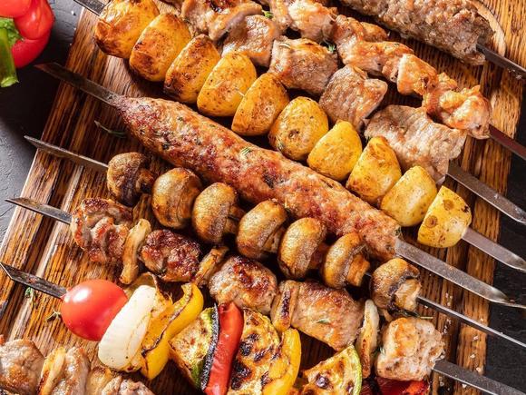 Сытное фуршетное мню с горячими закусками на 95-100 персон в Твери