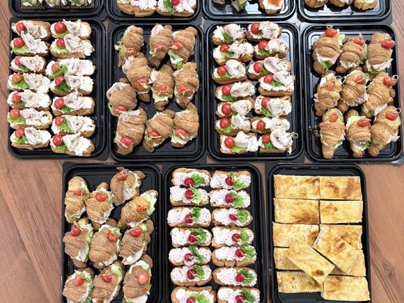 Доставка блюд и напитков на 15 персон в Москве