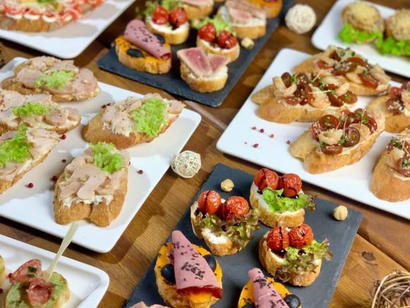 Заказать Лёгкий сет брускетт и тарталеток на 10-12 персон в Санкт-Петербурге