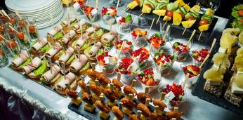 Праздничный фуршетный сет с горячими закусками на 10-15 человек